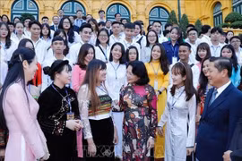 Phó Chủ tịch nước gặp mặt đoàn học sinh, sinh viên các cơ sở nghề nghiệp xuất sắc