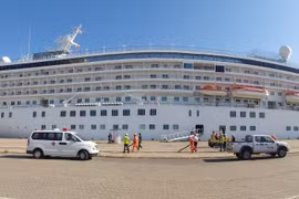 TP.HCM: Tàu du lịch Crystal Symphony cập cảng Hiệp Phước được kiểm dịch y tế