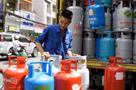 Từ hôm nay, người dùng gas phải trả thêm 34.000 đồng/bình 12 kg