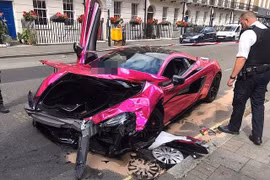 Siêu xe McLaren màu hồng hư hỏng nặng sau khi tông vào xe Volkswagen