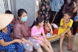 Bản tin pháp luật 8H: Ôm chăn, nằm khóc trước cửa nhà nguyên Phó trưởng công an huyện để "đòi tiền"