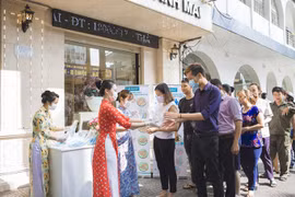 MC Thanh Mai phát miễn phí hàng nghìn khẩu trang, chai nước rửa tay