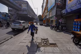 Hà Nội: Mới sử dụng được 3 năm, vỉa hè lát đá có độ bền 70 năm đã vỡ nát, rạn nứt