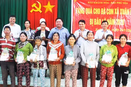 Báo Khánh Hòa, Báo Phú Yên phối hợp trao quà cho người dân vùng lũ
