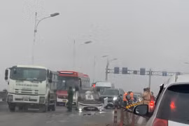 Nữ tài xế tông vào dải phân cách, ô tô lật ngửa trên cầu Vĩnh Tuy