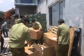 Đột kích kho hàng nhập lậu khẩu trang, đồ chơi, thực phẩm từ Trung Quốc