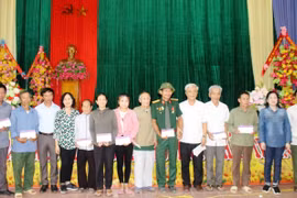 Hội Nhà báo Việt Nam thăm và tặng quà cho các gia đình chính sách tại Quảng Bình, Quảng Trị