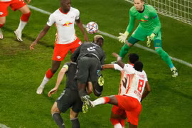 Leipzig 3-2 MU: Leipzig tiễn MU xuống Europa League