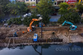 Cận cảnh lắp hệ thống cống ngầm tách nước thải "giải cứu" sông Tô Lịch