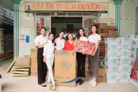 Hoa hậu Tiểu Vy, Lương Thuỳ Linh thăm và tặng quà các em thiếu nhi nhân ngày 1/6