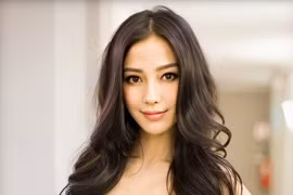 Angelababy chăm sóc vườn rau trong mùa dịch Covid-19