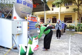 Cây "ATM gạo" lưu động của báo chí đến với đồng bào khó khăn