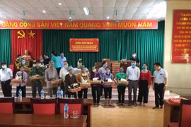 200 phần quà ấm tình người giúp đỡ người nghèo vượt qua dịch Covid-19