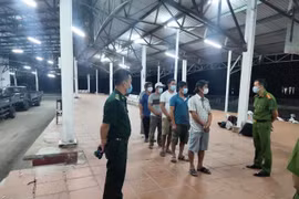 6 người đi bộ từ Đà Nẵng ra Huế để trốn cách ly