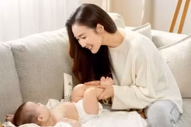 Choi Ji Woo xuất hiện trẻ trung, xinh đẹp sau 5 tháng sinh con