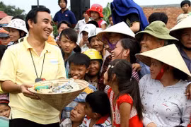 MC Quyền Linh trực tiếp đến miền Trung cứu trợ