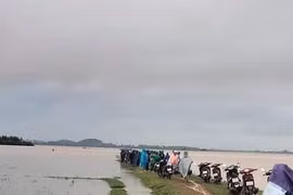 Nghệ An: Cùng bố đi câu cá, con trai bị dòng lũ cuốn trôi