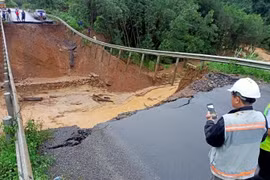 Mưa lớn gây sạt lở nghiêm trọng Quốc lộ 26