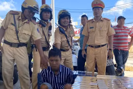 Phát hiện thuốc lá lậu, ma túy đá trên xe ô tô gây tai nạn