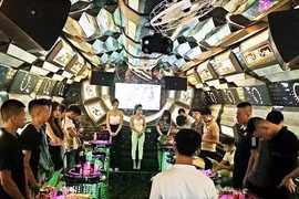 Hà Tĩnh: Phát hiện 13 nam nữ 'bay lắc' trong quán Karaoke