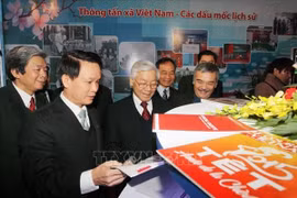 Tổng Bí thư, Chủ tịch nước chúc mừng TTXVN nhân 75 năm Ngày thành lập