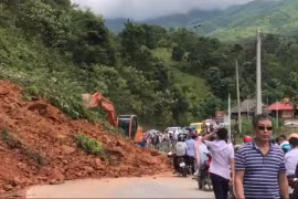 Điện Biên: Hàng nghìn mét khối đất sạt lở xuống QL279