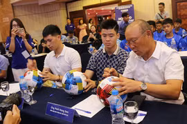 "Tuổi thơ dữ dội" của Đình Trọng: Bị loại từ vòng bảng giải bóng đá thiếu niên