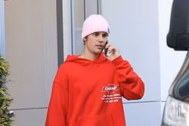 Justin Bieber lộ vẻ mệt mỏi sau khi bị tố tấn công tình dục 2 cô gái