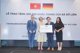 Bà Đỗ Thị Kim Liên trao tặng 300.000 khẩu trang tới nhân dân CHLB Đức