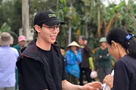 Erik bất ngờ được yêu cầu hát khi đang trao quà cứu trợ miền Trung