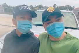 Trường Giang, Lê Dương Bảo Lâm đang ở miền Trung để hỗ trợ người dân