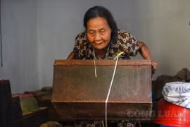 Xúc động cụ bà cõng đồ ủng hộ đồng bào miền Trung