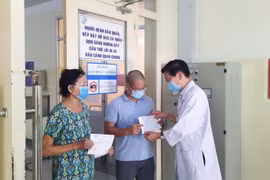 TP HCM: 2 bệnh nhân COVID-19 được xuất viện sau 3 lần xét nghiệm âm tính
