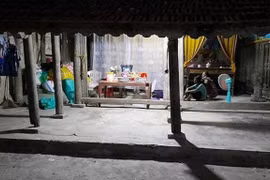 Ngã xuống bể cá nhà hàng xóm, bé gái 17 tháng tuổi chết đuối thương tâm