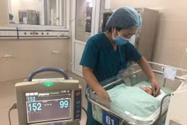 "Ông ngoại" của bé trai sơ sinh bị mẹ bỏ rơi ở khe tường muốn đón bé về chăm sóc