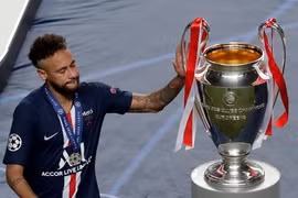 Tiền đạo Neymar ôm mặt khóc khi chứng kiến đội nhà thất bại trước chung kết Champions League