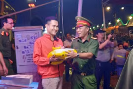 TP. HCM: Dân 'chợ đầu mối' đem vũ khí đi đổi gạo