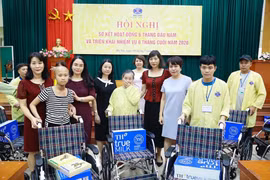 Tặng 31 chiếc xe lăn cho bệnh nhân đang điều trị tại Bệnh viện K