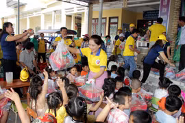 Báo Công an TPHCM trao quà Tết Trung thu cho 600 thiếu nhi