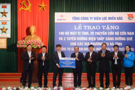 EVNNPC tri ân khách hàng tại vùng lũ Nghệ An, Hà Tĩnh với tổng giá trị 2,3 tỷ đồng