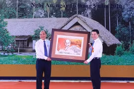 Thủ tướng ký phát hành bộ tem kỷ niệm 130 năm Ngày sinh Chủ tịch Hồ Chí Minh