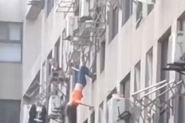 Thót tim người phụ nữ say rượu bị ngã khỏi cửa sổ, treo lơ lửng trên sào phơi đồ