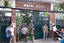 TP.HCM: Học sinh lớp 7 trong vụ bật gốc cây tại trường đã tử vong