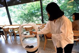Quán cà phê ở Hàn Quốc sử dụng robot làm nhân viên