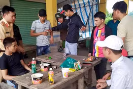 Nổi máu ghen tuông, nhóm côn đồ vác mã tấu 'dằn mặt' tình địch