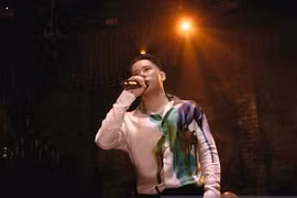 Lê Bảo Bình – nhân vật MV chục triệu view và đang đua top với Sơn Tùng MTP hát live gây “choáng”