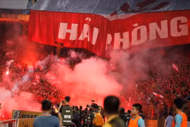 Hai camera ghi hình CĐV Hải Phòng đốt pháo sáng