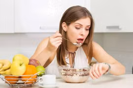 5 thói quen ăn uống gây hại cho dạ dày bạn cần phải từ bỏ