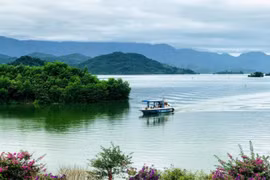 “… Ghi thành câu hát, gửi lại mai sau!...”