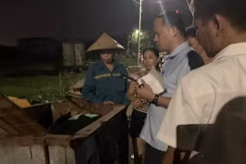 Phát hiện bé sơ sinh bị bỏ rơi trong thùng rác tại Hà Nội
